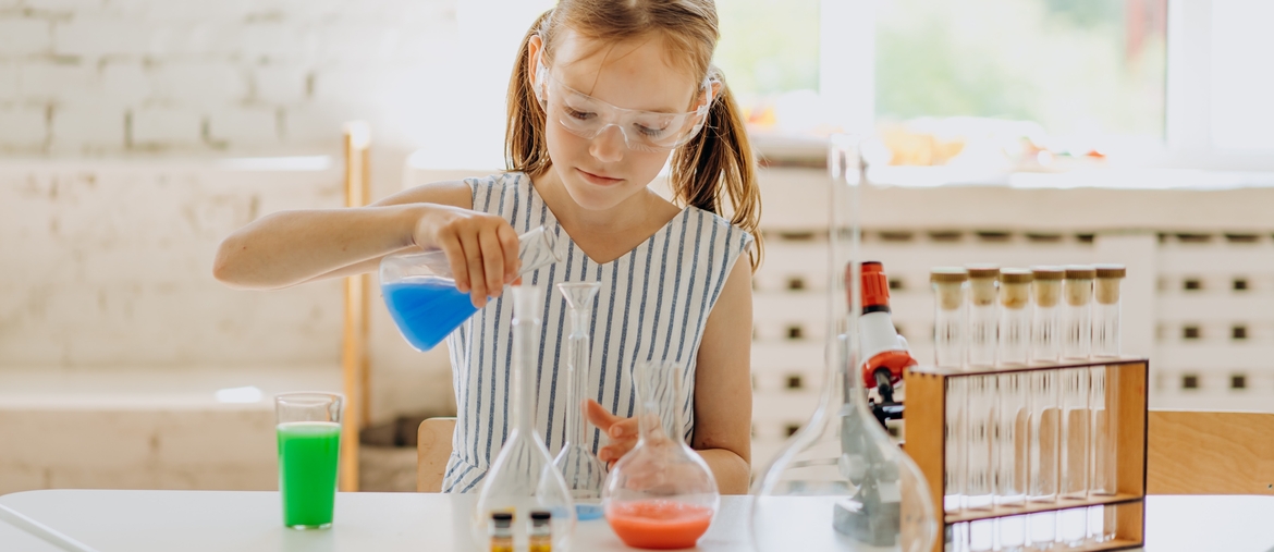 Kids doing science experiments at Kids Lab